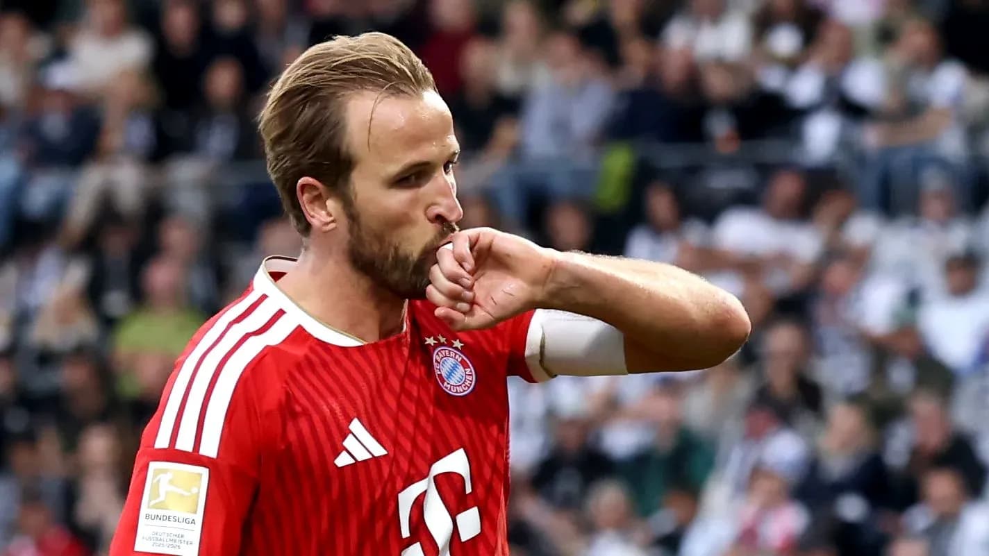 Jugador de Bayern Múnich besando su brazo en el campo