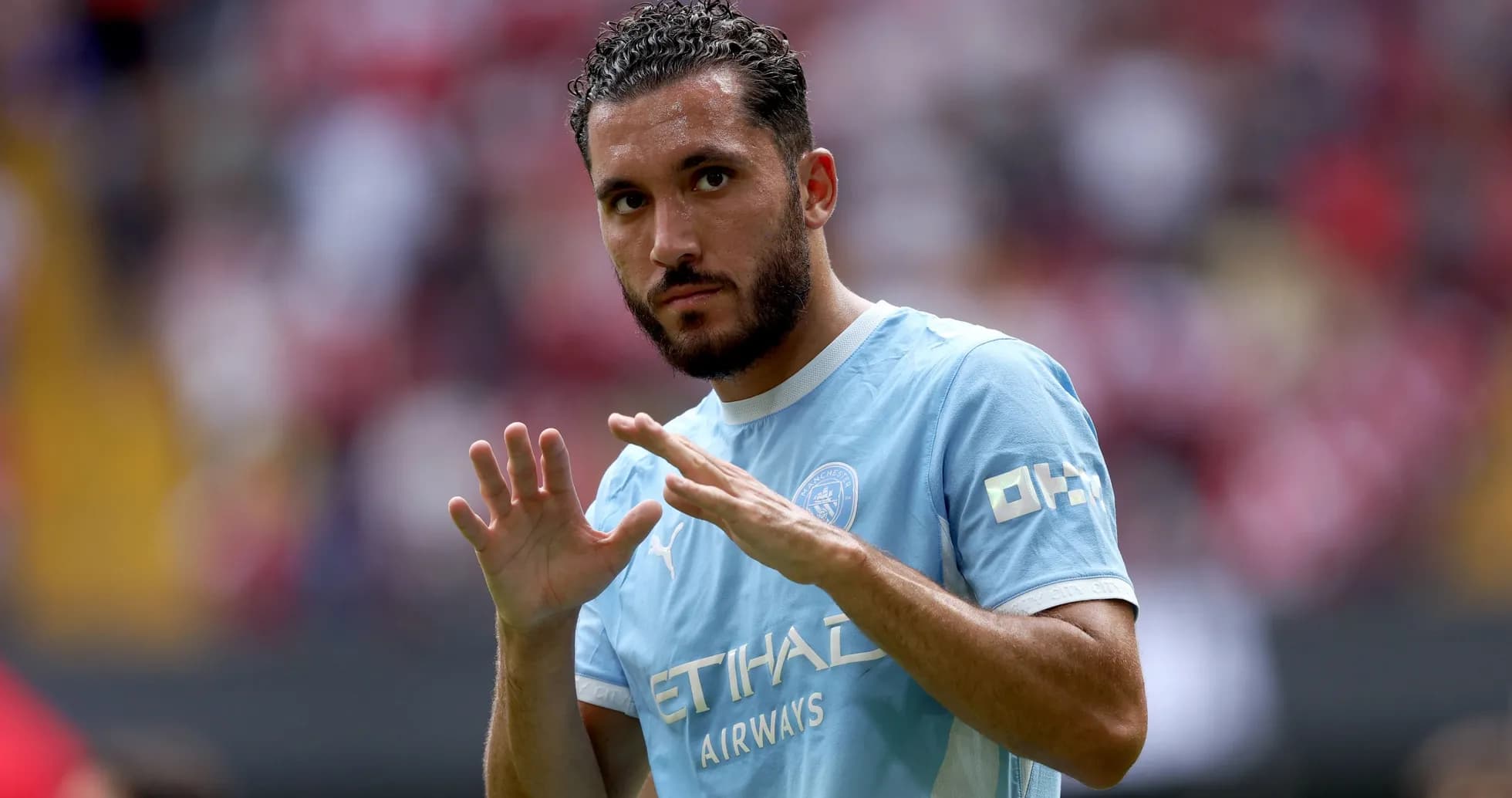 Jugador de fútbol saludando en el campo