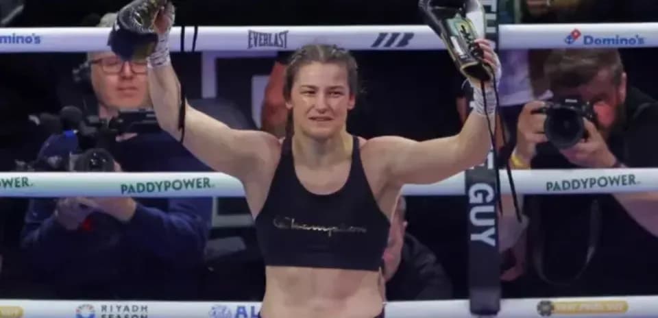 Katie Taylor levantando guantes tras victoria en combate