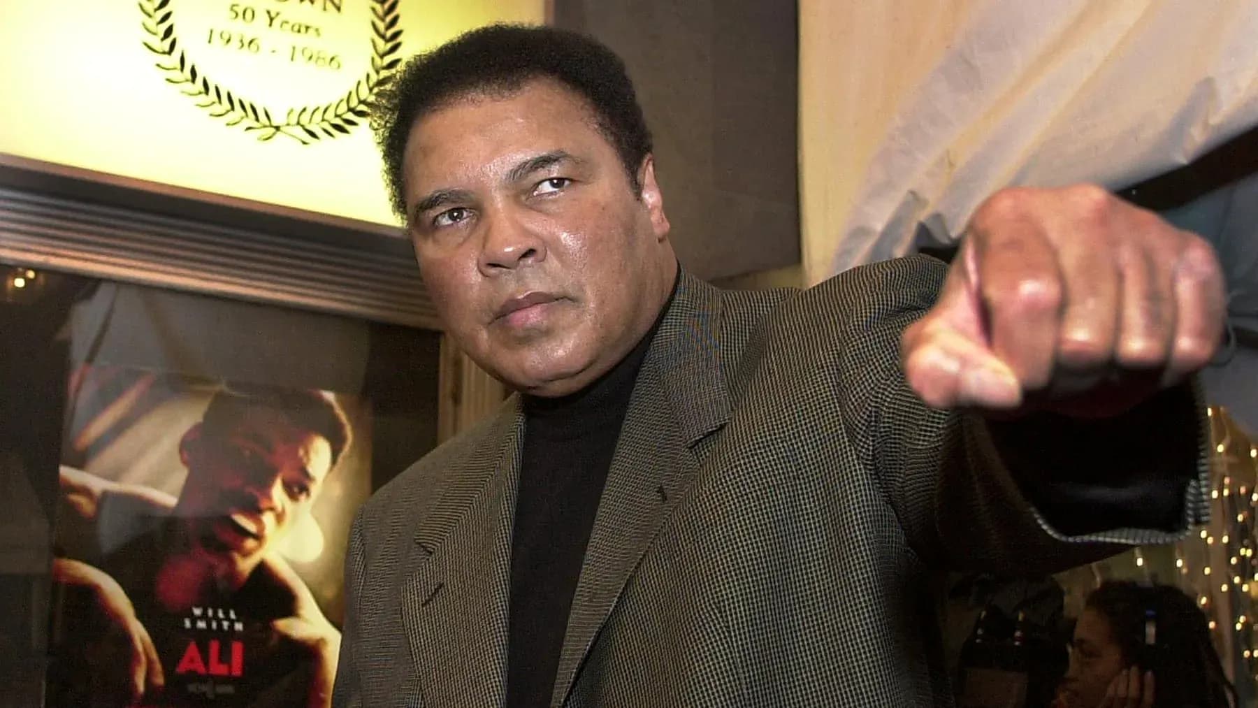 Muhammad Ali mostrando un puño en evento