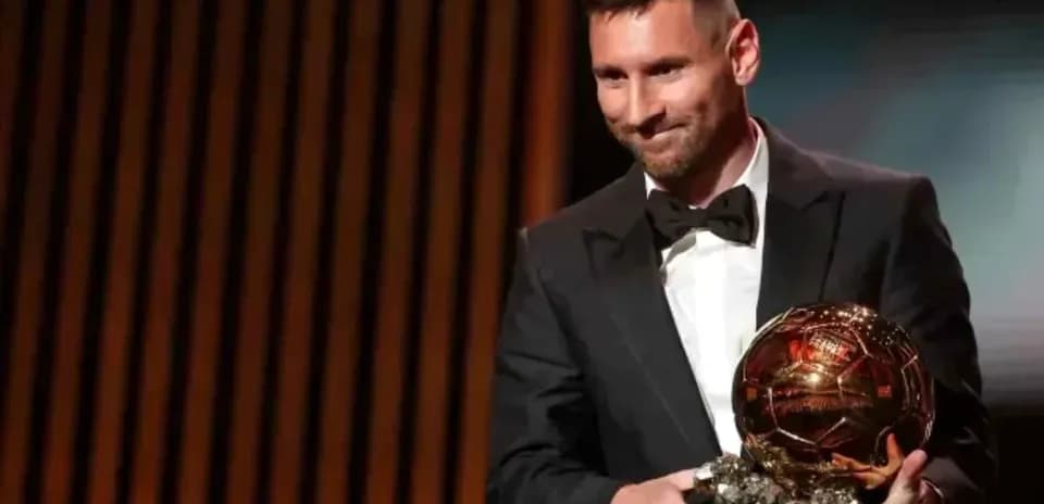 Jugador sosteniendo el Balón de Oro en ceremonia