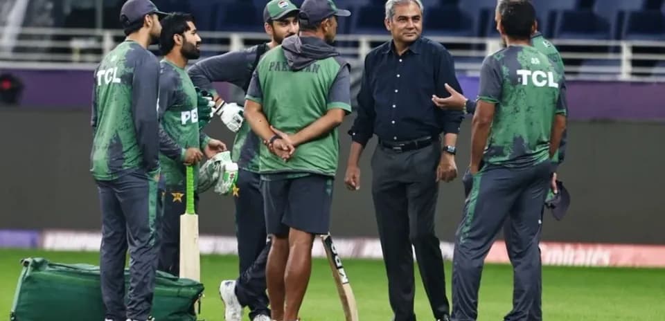 Jugadores de cricket de Pakistán en conversación con entrenador