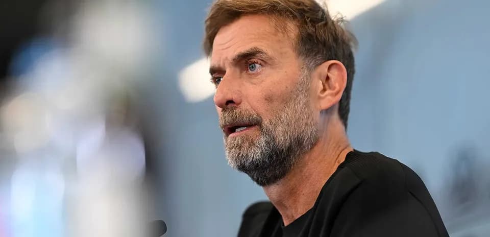 Entrenador hablando en una conferencia de prensa