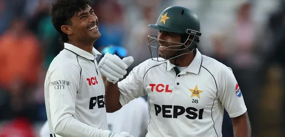 Jugadores de Pakistán celebrando en el campo de cricket