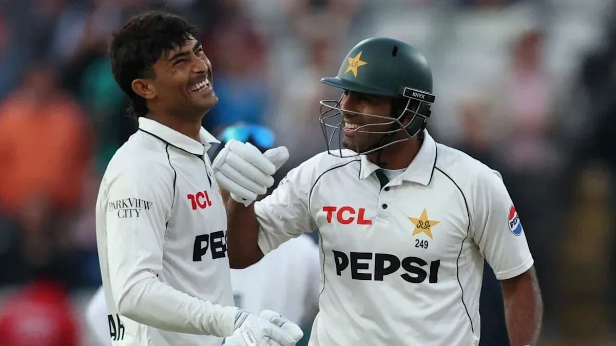 Jugadores de Pakistán celebrando en el campo de cricket