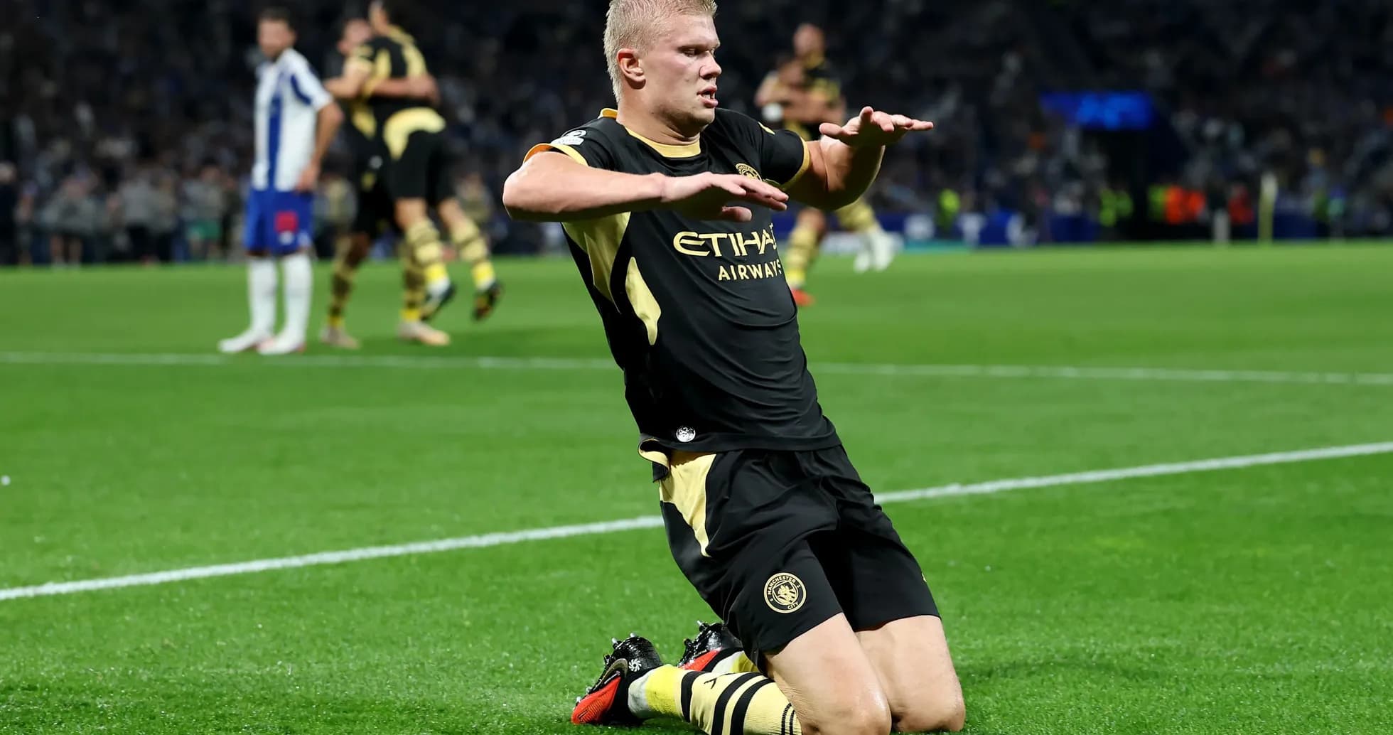 Jugador celebrando un gol en el campo de fútbol