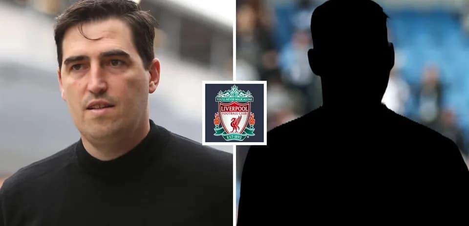 Hombre caminando con el logo de Liverpool en el fondo