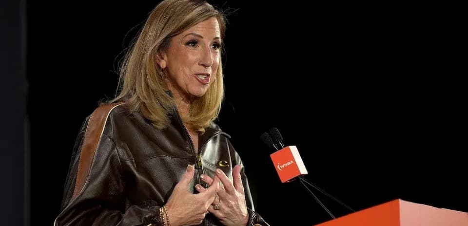 Mujer hablando en un podio durante conferencia