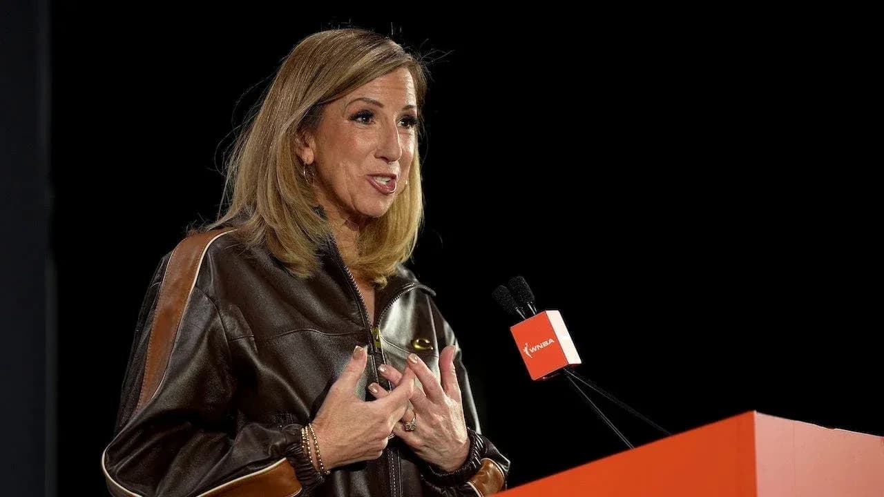 Mujer hablando en un podio durante conferencia
