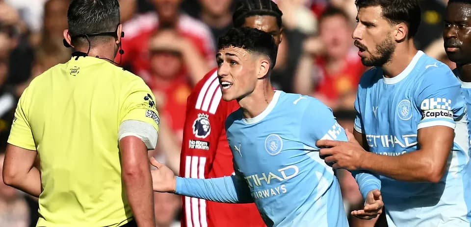 Jugador de Manchester City discutiendo con el árbitro