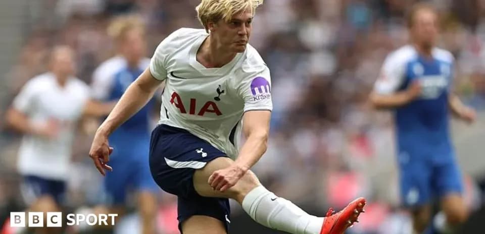 Jugador de Tottenham chutando el balón en partido