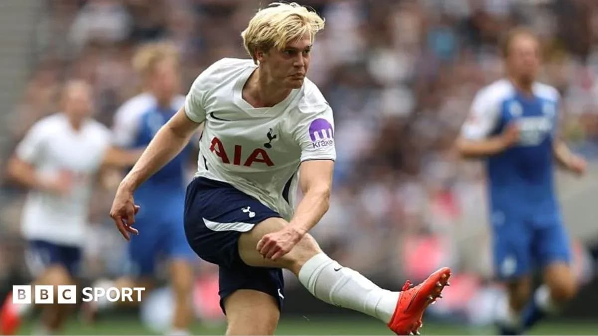 Jugador de Tottenham chutando el balón en partido