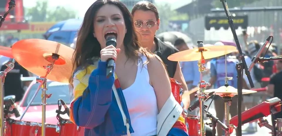 Cantante actuando en un evento musical al aire libre