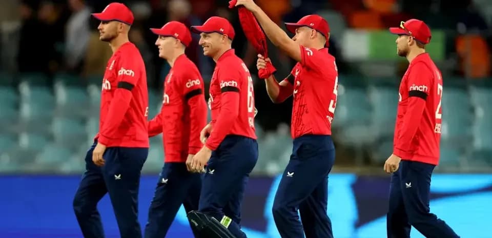 Jugadores de cricket de Inglaterra celebrando en el campo