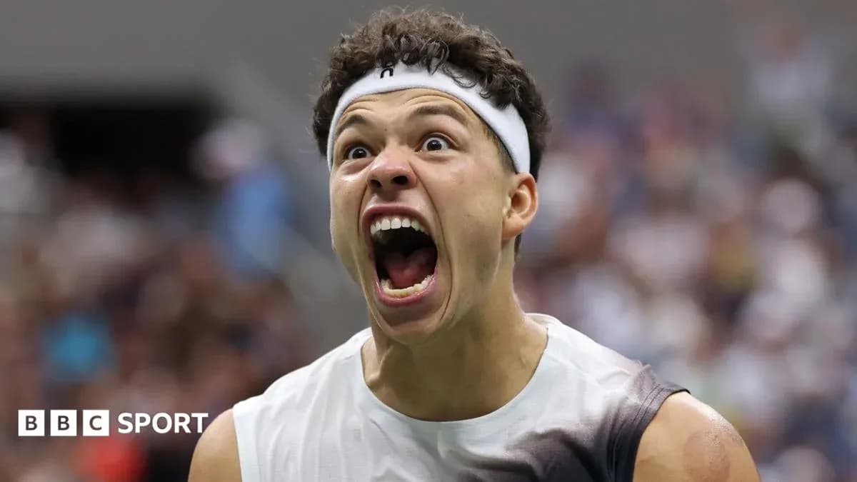 Jugador de tenis celebrando con entusiasmo en la cancha
