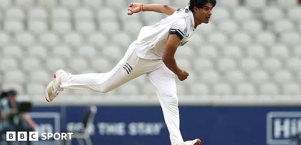 Jugador lanzando durante un partido de cricket