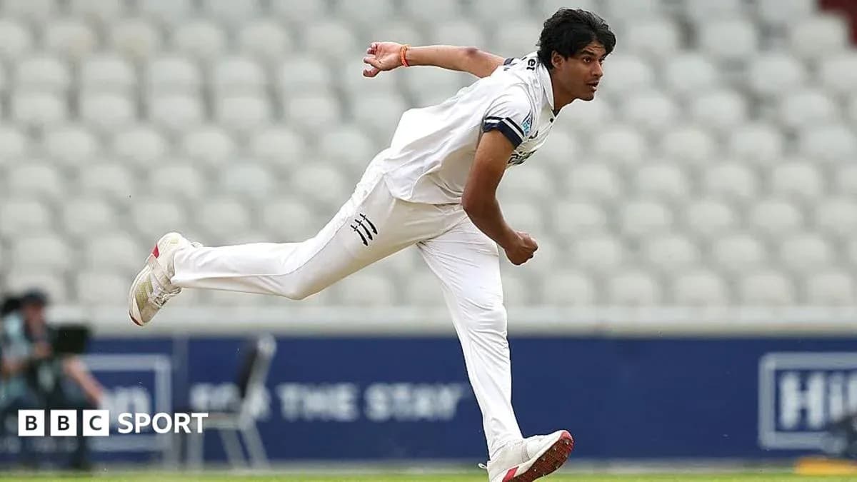 Jugador lanzando durante un partido de cricket