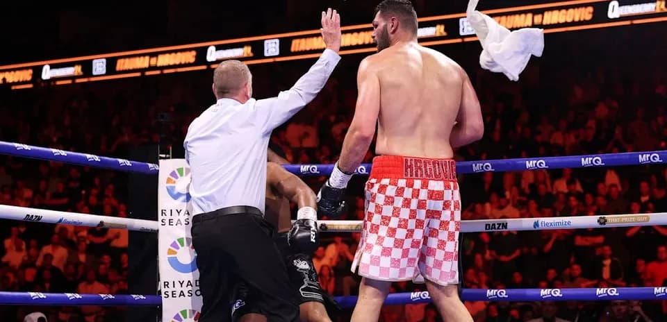 Árbitro deteniendo la pelea en el ring