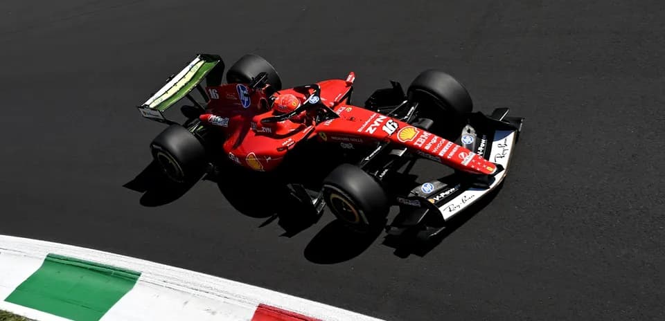 Coche de Fórmula 1 de Ferrari en pista