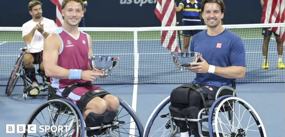 Jugadores en sillas de ruedas sosteniendo trofeos tras partido