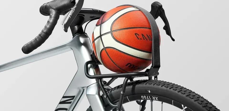 Balón de baloncesto sobre bicicleta de montaña