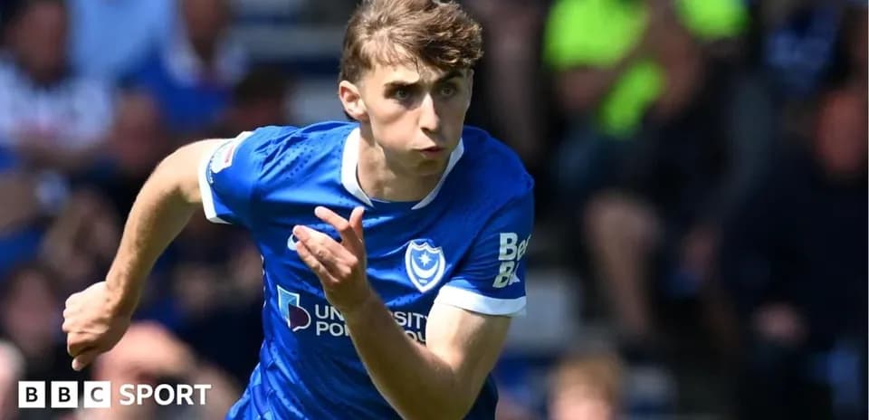Jugador de Portsmouth corriendo en el campo