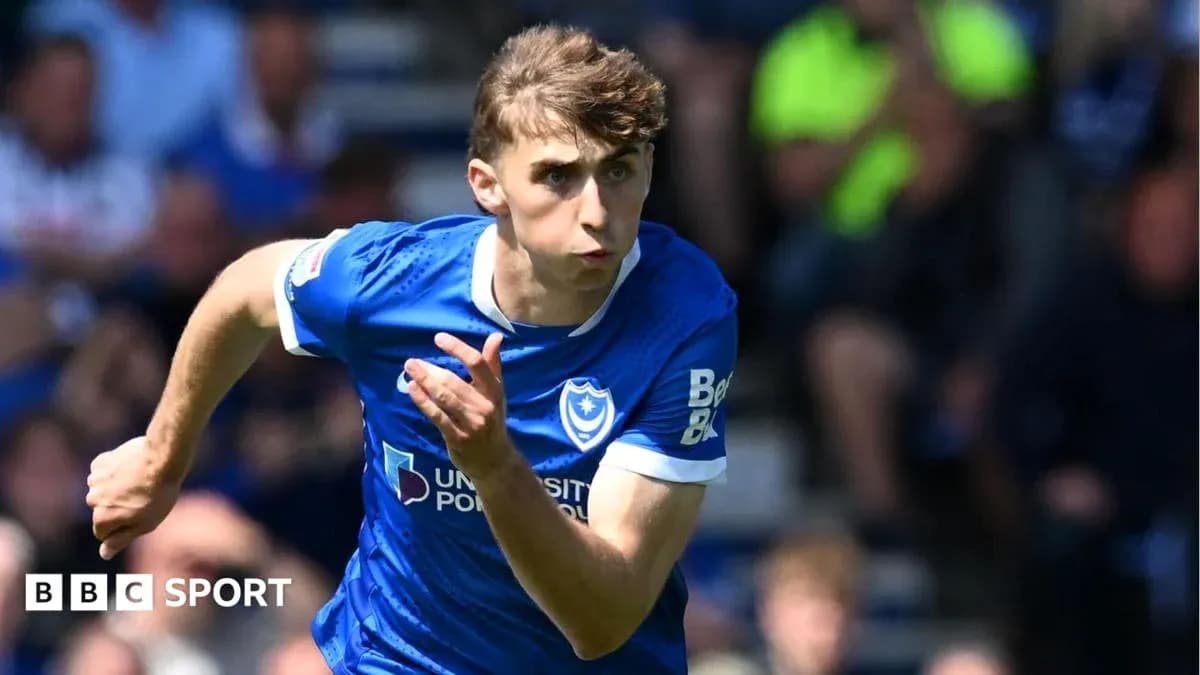 Jugador de Portsmouth corriendo en el campo