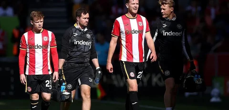 Jugadores de Brentford saliendo del campo tras partido