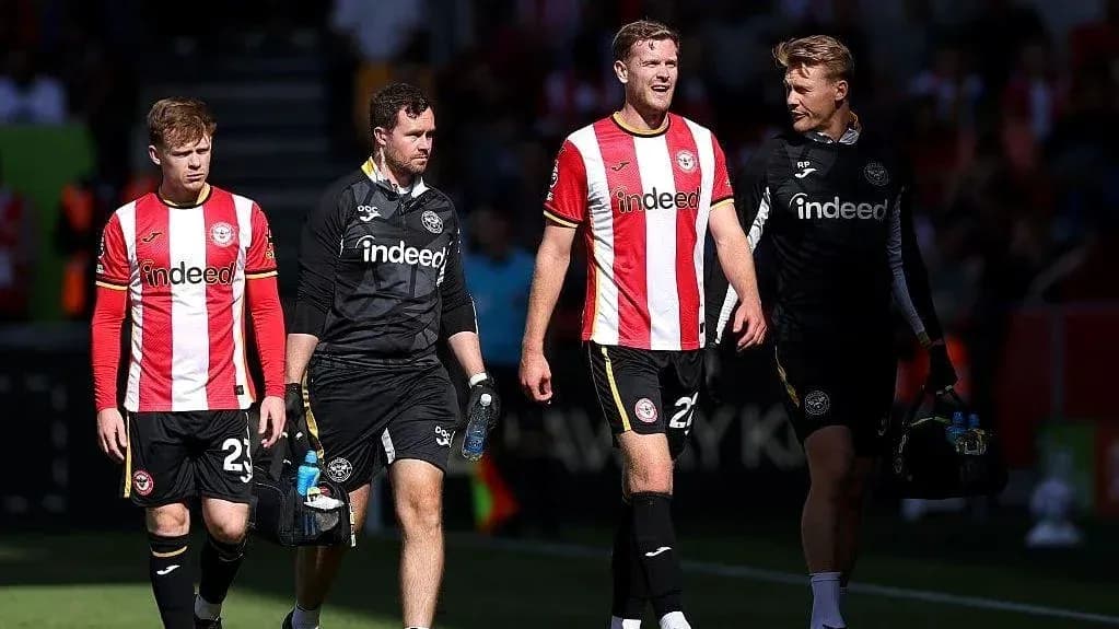 Jugadores de Brentford saliendo del campo tras partido