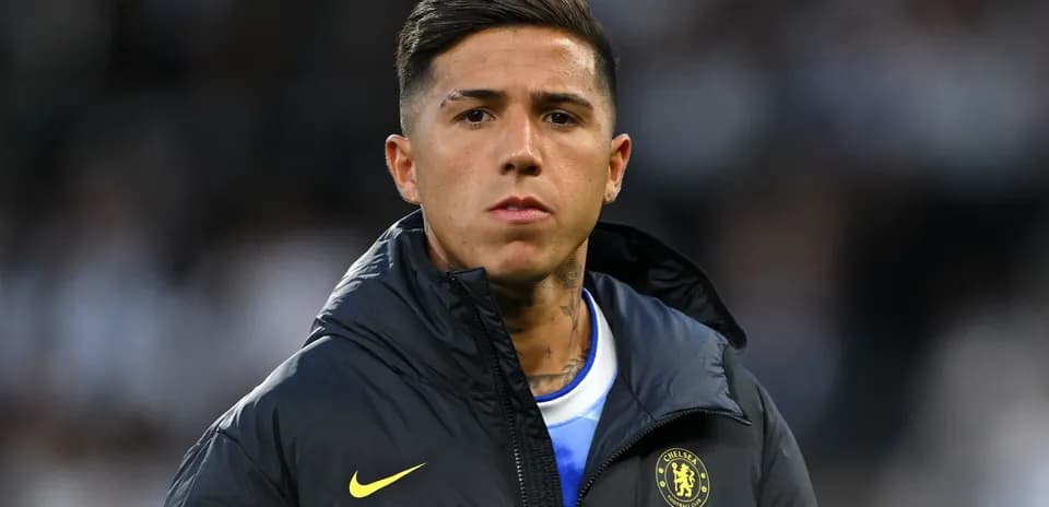 Jugador de Chelsea con chaqueta en el campo