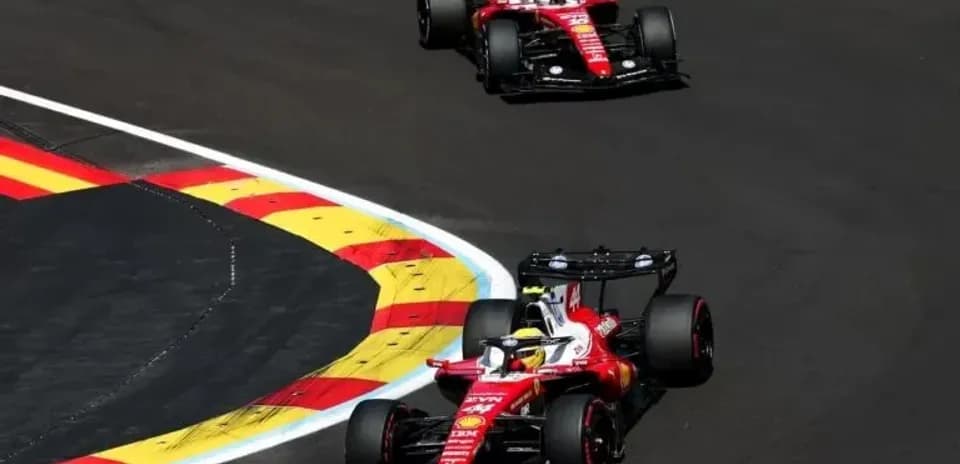 Dos coches de Fórmula 1 de Ferrari en curva