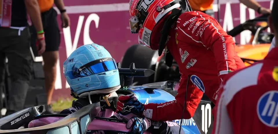 Pilotos conversando tras un incidente en la carrera