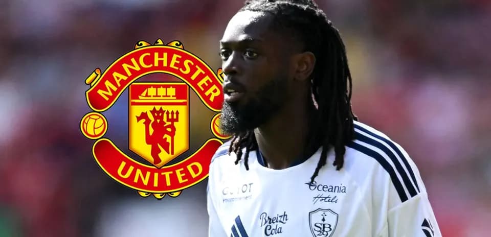 Jugador en primer plano con escudo de Manchester United
