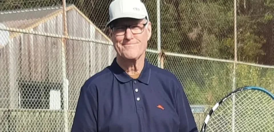 Hombre sosteniendo una raqueta de tenis en cancha