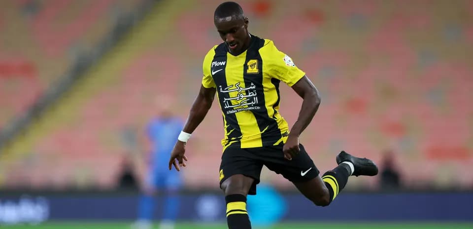 Jugador de Ittihad controlando el balón en el campo