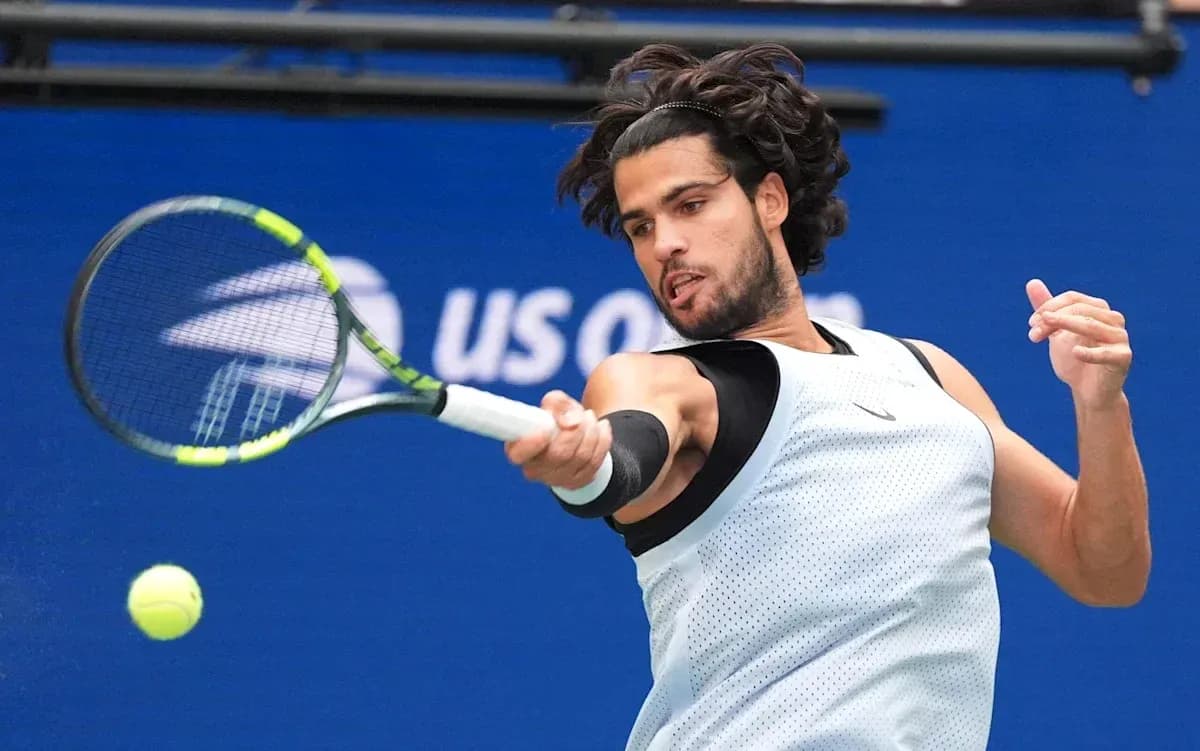Jugador golpeando la pelota en un partido de tenis