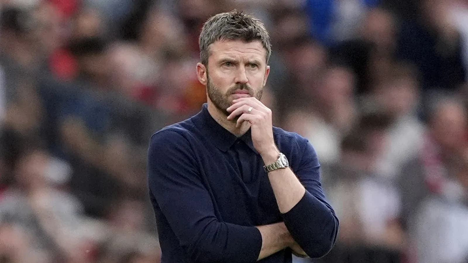 Entrenador observando el partido con preocupación