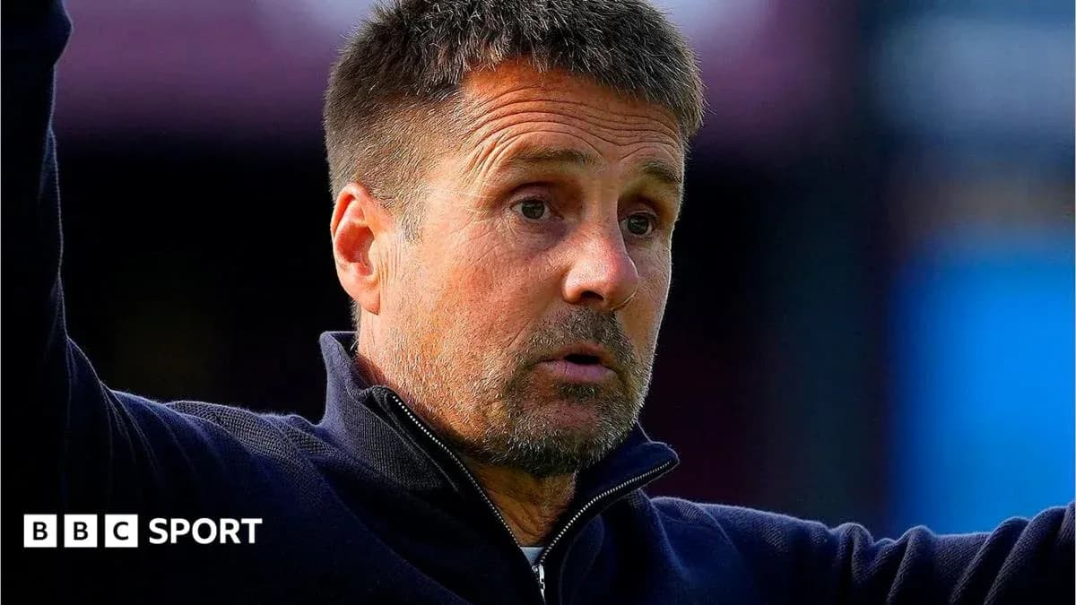 Entrenador gesticulando durante un partido