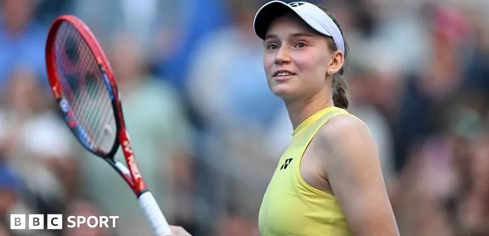 Jugadora de tenis sosteniendo una raqueta sonriente