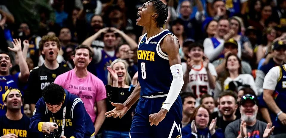 Jugador de Denver celebrando con aficionados emocionados