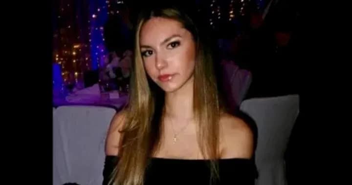 Joven posando en evento con decoración brillante