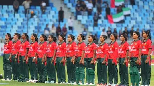 Equipo femenino de cricket de Bangladesh en formación