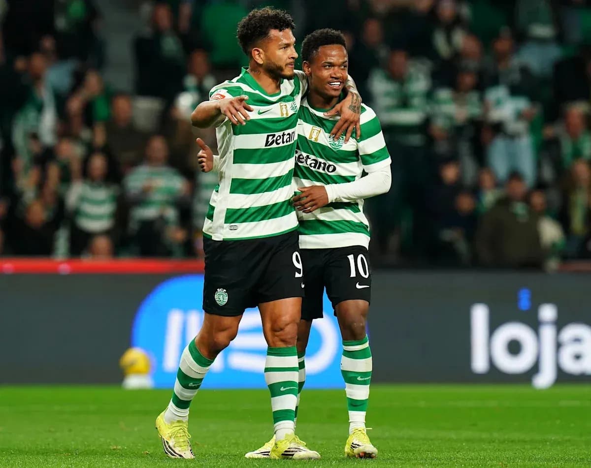 Jugadores de Sporting celebrando un gol en el campo