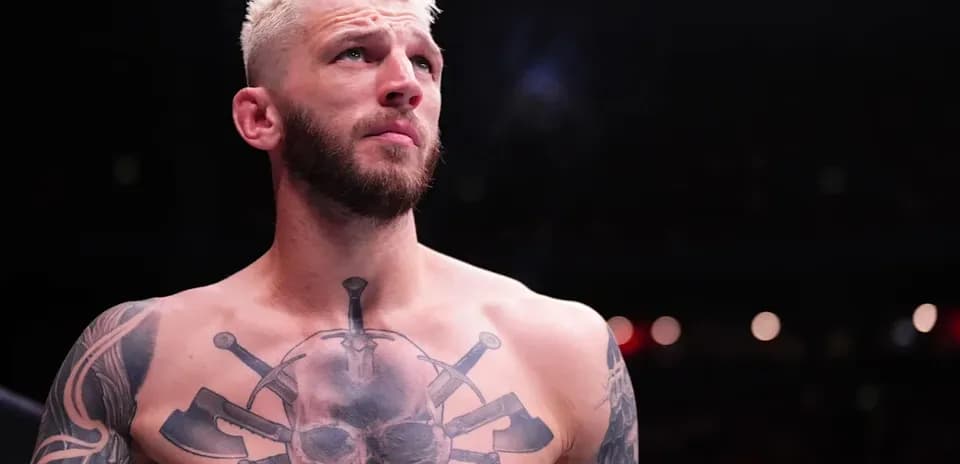 Luchador con tatuajes en el ring antes de pelear