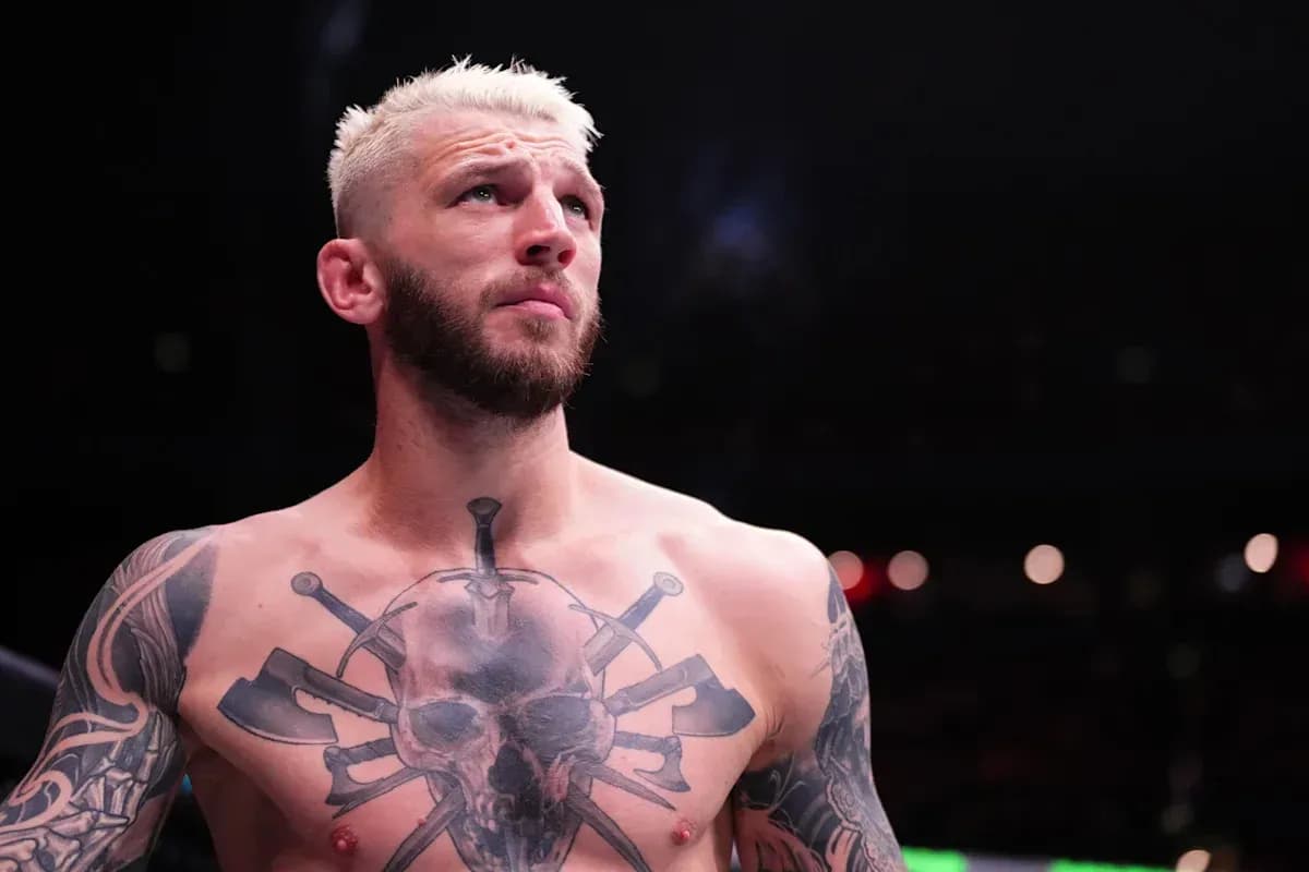 Luchador con tatuajes en el ring antes de pelear