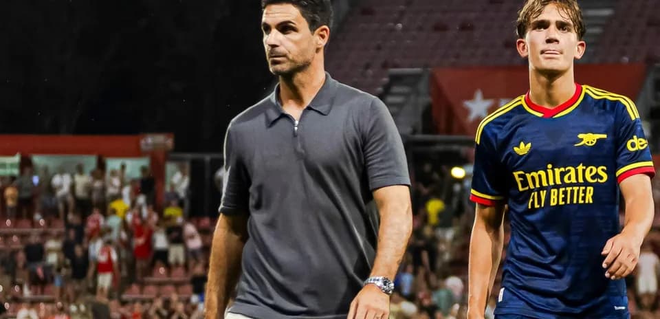 Entrenador y jugador saliendo del campo tras partido