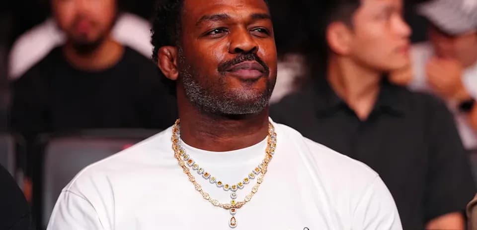 Hombre con camiseta blanca y joyas en evento