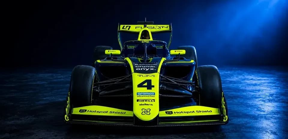 Coche de carreras con diseño amarillo y negro