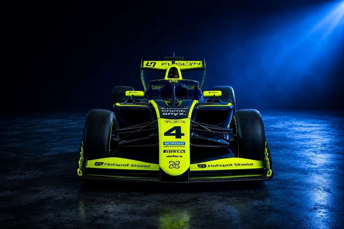 Coche de carreras con diseño amarillo y negro
