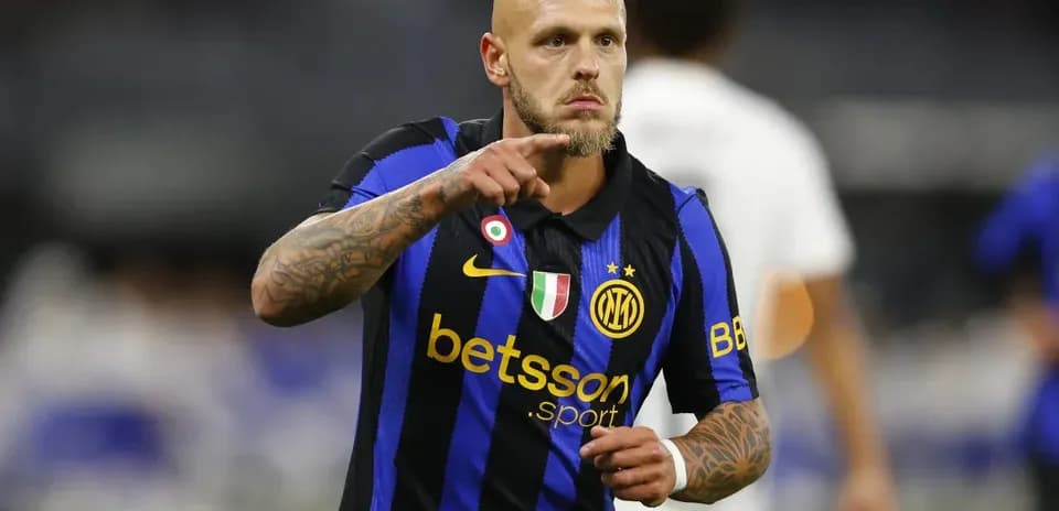 Jugador señalando durante un partido de fútbol